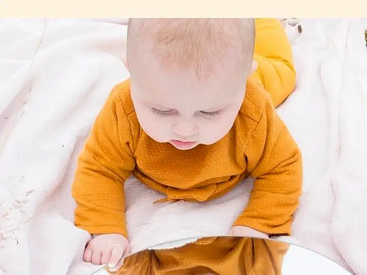 Visage, VÃªtements dâ€™extÃ©rieur, Blanc, Comfort, Textile, Sleeve, Happy, Baby & Toddler Clothing, Herbe, Tummy Time, Baby, Bambin, Enfant, Linens, People In Nature, T-shirt, Baby Products, Assis, Foot, Personne