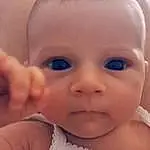Forehead, Nez, Joue, Peau, Lip, Chin, Hand, Photograph, Eyebrow, Facial Expression, Mouth, Blanc, Eyelash, Happy, Baby & Toddler Clothing, Finger, Sourire, Gesture, Personne