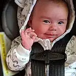 Enfant, Baby In Car Seat, Baby, Joue, Peau, Bambin, Baby Carriage, Head, Baby Products, Yeux, Car Seat, Sourire, Personne