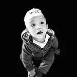 Joue, Flash Photography, Sleeve, Gesture, Happy, Baby & Toddler Clothing, Herbe, Bambin, Noir & Blanc, Monochrome, Baby, Darkness, Event, Fun, Assis, Portrait Photography, Portrait, Enfant, Symmetry, Laugh, Personne, Surprise