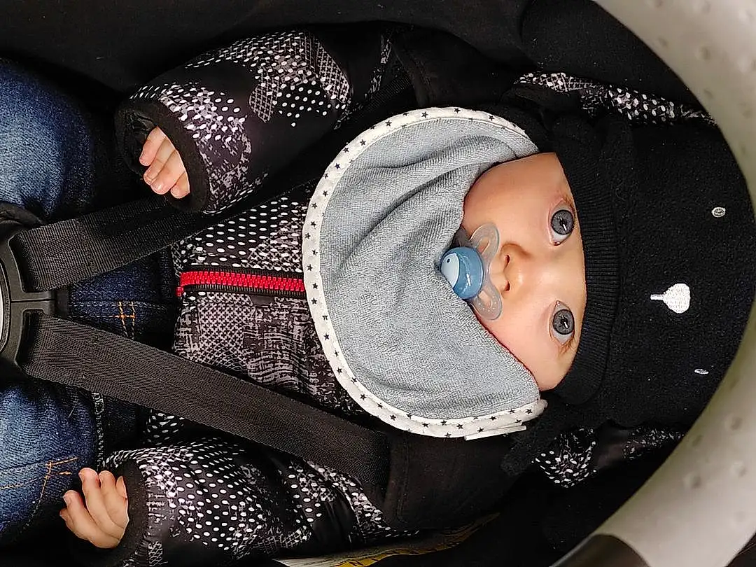 Blanc, Black, Comfort, Headgear, Chapi Chapo, Baby, Black Hair, Bambin, Baby Carriage, Thigh, Baby Products, Auto Part, Car Seat, Baby & Toddler Clothing, Fashion Accessory, Lap, Pattern, Nail, Enfant, Human Leg, Personne, Headwear