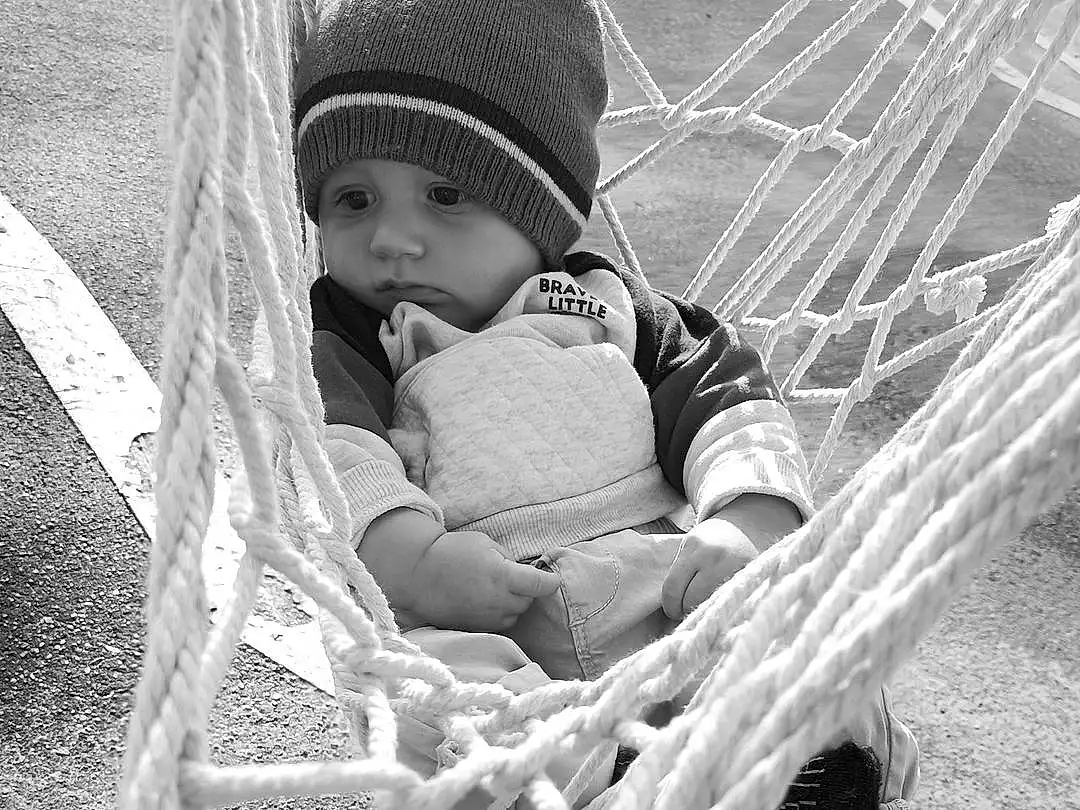Blanc, Black, People In Nature, Black-and-white, Plante, Herbe, Style, Cap, Arbre, Flash Photography, Bambin, Baby, Monochrome, Noir & Blanc, Happy, Enfant, Fun, Stock Photography, Assis, Baby Products, Personne, Headwear