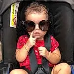 Lunettes, Joint, Bras, Goggles, Vision Care, Mouth, Jambe, Sunglasses, Comfort, Automotive Design, Seat Belt, Finger, Thigh, Eyewear, Car Seat, Lap, Bambin, Fun, Auto Part, Baby Carriage, Personne